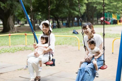 ママ友 母親 育児 ママ友 母親 育児 ママ友,公園,女性の写真素材