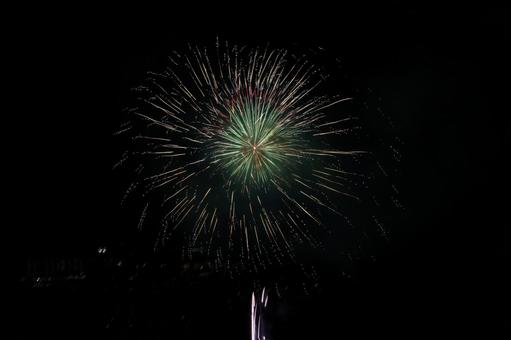 夜空を彩る緑の閃光 花火,夏,夜の写真素材