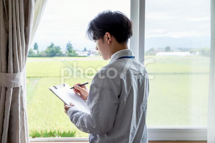 仕事をする作業員男性　ビジネス 作業着,作業服,家の写真素材