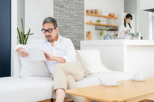 リビングでタブレットを見るミドルの夫婦 夫婦,家族,ミドルの写真素材