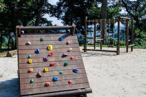 丘の上の広場の子供のための遊具 丘の上の広場の子供のための遊具の写真