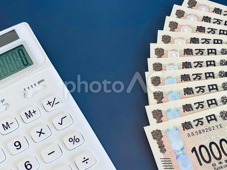 白い電卓とお金（青背景） お金,マネー,電卓の写真素材