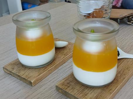 マンゴーゼリー×牛乳プリン2つ② マンゴーゼリー×牛乳プリン2つ② マンゴーゼリー,ミルクムース,ムースの写真素材