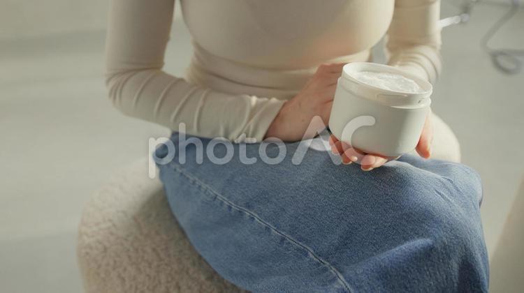 屋内でクリームを持っている女性 女性,外国人,1人の写真素材