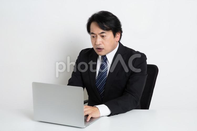 仕事のトラブルに気付いた中年のサラリーマン男性 中年,上司,会社員の写真素材