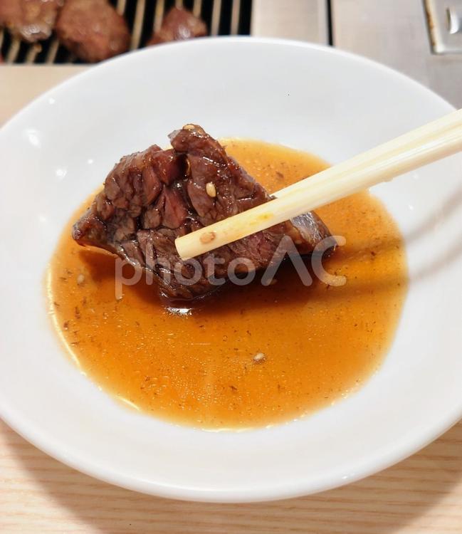 焼いたお肉をタレにつける 焼肉,肉,焼肉屋さんの写真素材