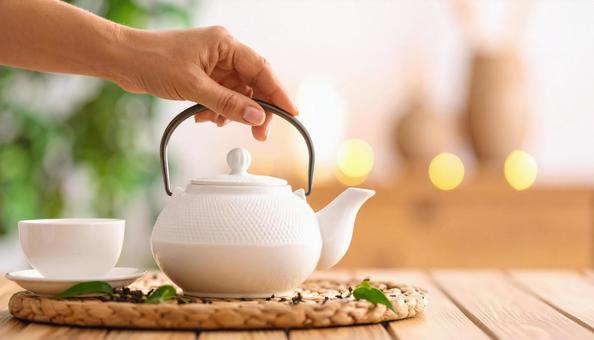 急須にお茶の葉を入れる女性の手もと 急須にお茶の葉を入れる女性の手もとの写真