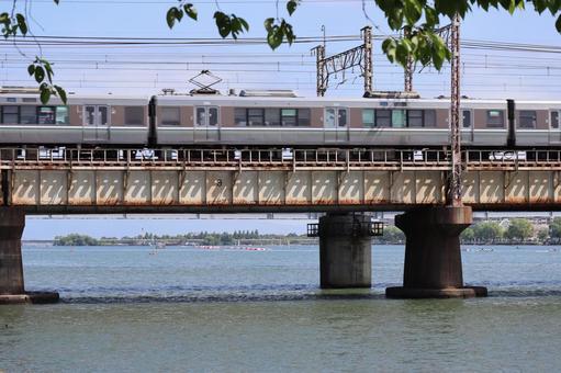 川の鉄橋を渡る列車のいる風景 川の鉄橋を渡る列車のいる風景 川,鉄橋,渡るの写真素材