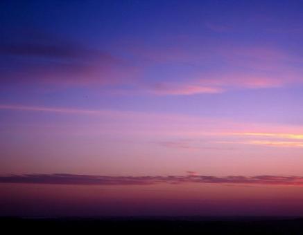 紫のグラデーションに染まる夕暮れの空3の写真