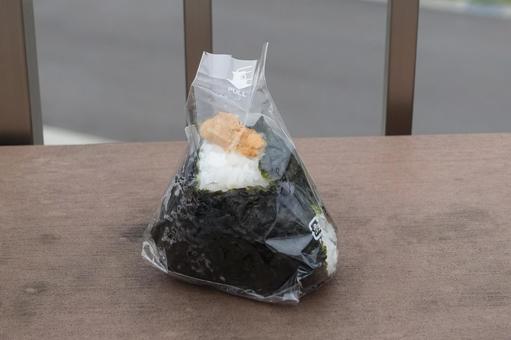 うにのおにぎり おにぎり,雲丹,食べ物の写真素材