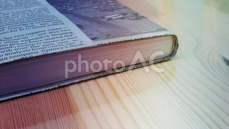 英字新聞のブックカバーをつけた書籍 英字新聞,本,古本の写真素材