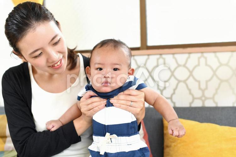若い母親に抱かれている赤ちゃん 赤ちゃん,乳児,育児の写真素材