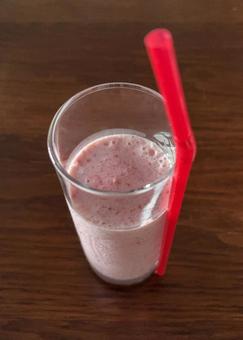 自家栽培いちごのミルクシェーク 自家栽培いちごのミルクシェーク いちごシェーク,牛乳,いちごの写真素材