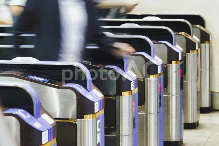 改札を利用する人 改札,ビジネスマン,改札口の写真素材