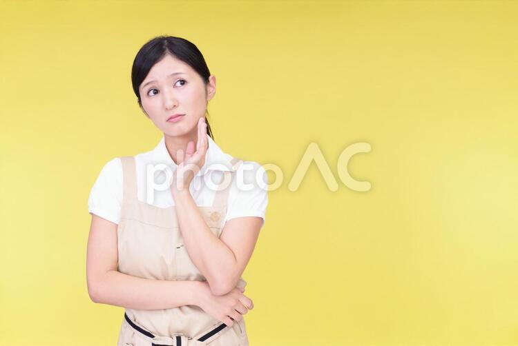 不満そうな表情の女性 不満そうな表情の女性 女性,主婦,母親の写真素材