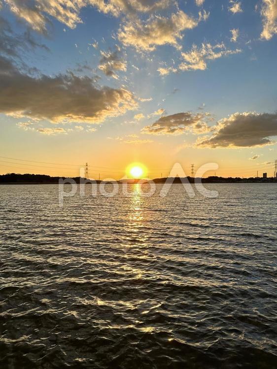 沈みゆく夕陽　冬の空 美しい,晴れ,空の写真素材