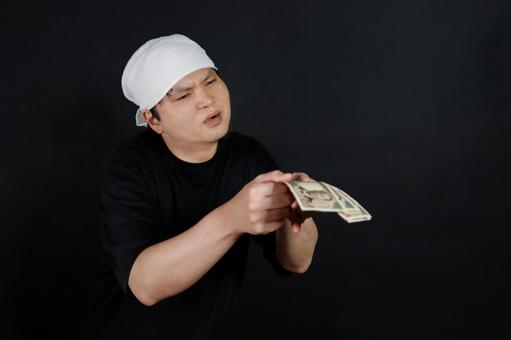 お金を差し出す男性 お金を差し出す男性の写真