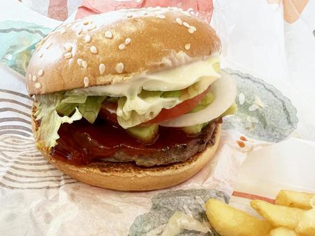 美味しそうなフライドポテトとハンバーガー 美味しそうなフライドポテトとハンバーガー ハンバーガー,アメリカン,玉ねぎの写真素材