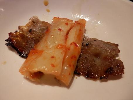 キムチを乗せた焼肉 キムチを乗せた焼肉 焼肉,肉,牛肉の写真素材