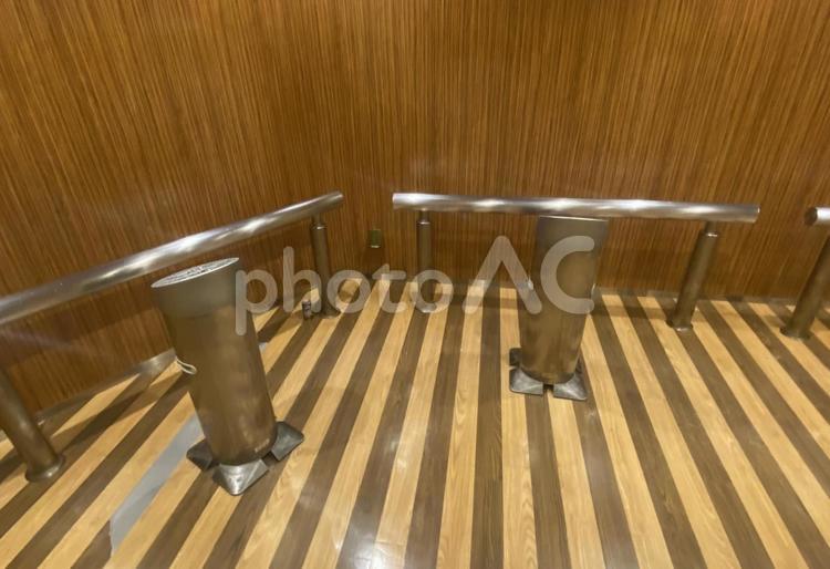 喫煙所　立ち灰皿　手すり 喫煙所,スタンド灰皿,手すりの写真素材