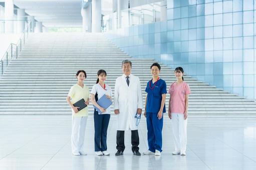 病院で働く医療スタッフ 医療スタッフ,笑顔,病院の写真素材