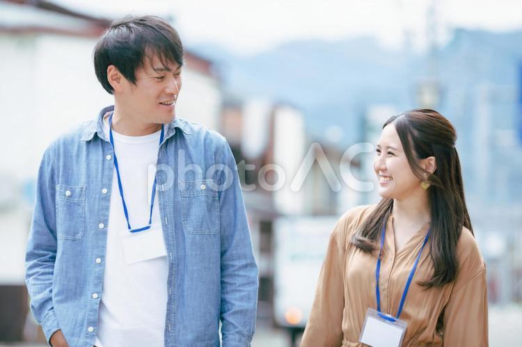 服装自由な会社で働く会社員 同僚,男女,会社員の写真素材