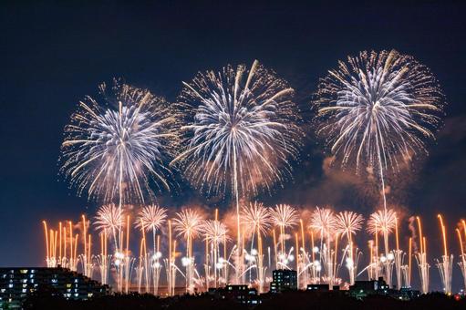 夜空に広がるスターマインと光の矢の花火 夜空に広がるスターマインと光の矢の花火 花火,打ち上げ花火,花火大会の写真素材