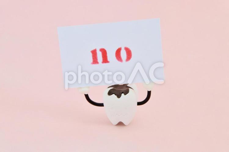 NOと書かれたカードを掲げる虫歯 歯,虫歯,noの写真素材
