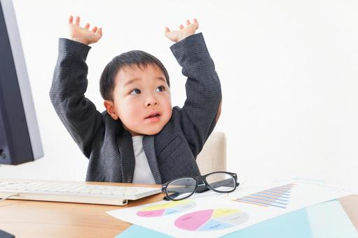 スーツを着て仕事をする子供ビジネスマン スーツを着て仕事をする子供ビジネスマン イメージ,上司,ブラック企業の写真素材