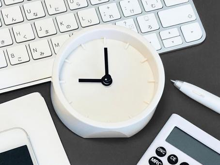 9時・21時をさす時計とPC めざまし時計,時計,9時の写真素材