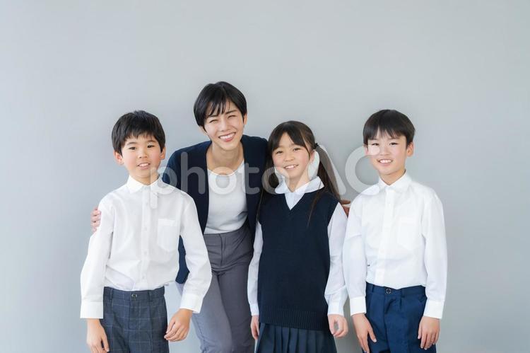 教室に並ぶクラスメイトと先生 受験生,進学塾,制服の写真素材