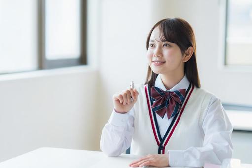 教室で勉強する学生 教室で勉強する学生 高校生,笑顔,学生の写真素材