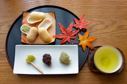 繭の形をした最中と3種類のあんこ 繭の形をした最中と3種類のあんこ もなか,モミジの葉,和菓子の写真素材