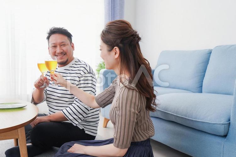 おうちで乾杯をする若い男女 男女,酔う,日本人の写真素材