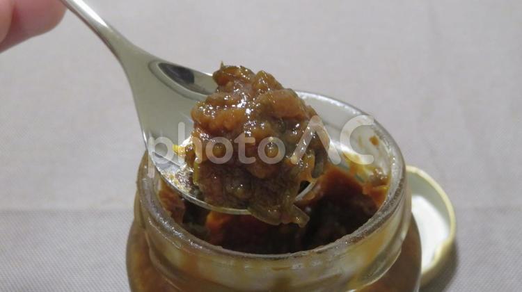 ご飯のお供をスプーンですくう ご飯のお供,ごはんのお供,ごはんのおともの写真素材