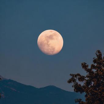 雲間に輝く美しい満月 雲間に輝く美しい満月の写真