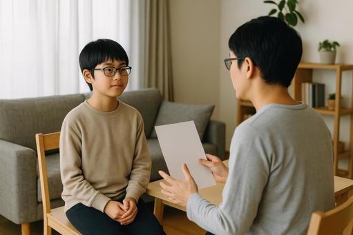 模試の振り返りをする親子の様子の写真