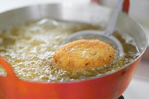 揚げているコロッケのアップの写真