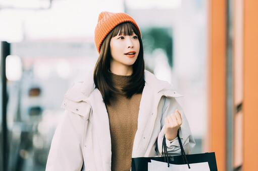 冬の街でショッピングをする女性 冬,女性,街の写真素材