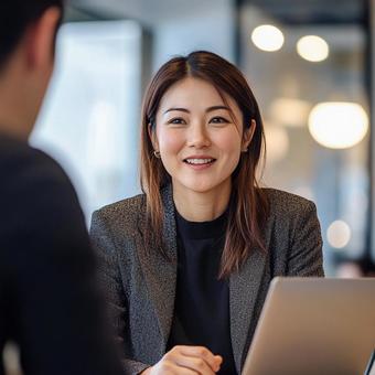 商談中の女性の写真