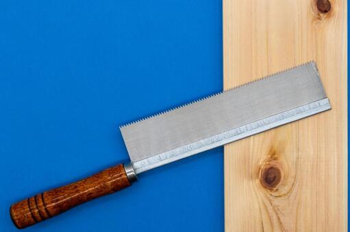 青背景のヒノキ板とノコギリ ノコギリ,ヒノキ,木材の写真素材