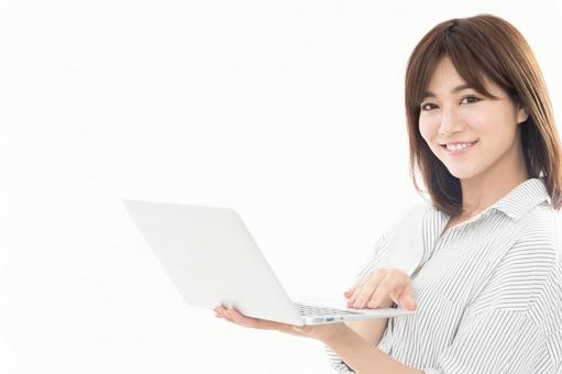 若い女性 ノートパソコン 若い女性 ノートパソコン ノートパソコン,女性,人物の写真素材