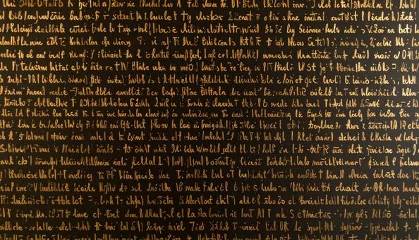 黒色の壁に刻まれた金色の文字 黒色の壁に刻まれた金色の文字の写真