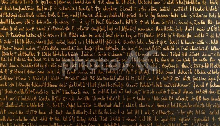 黒色の壁に刻まれた金色の文字 文字,筆記体,アンティークの写真素材