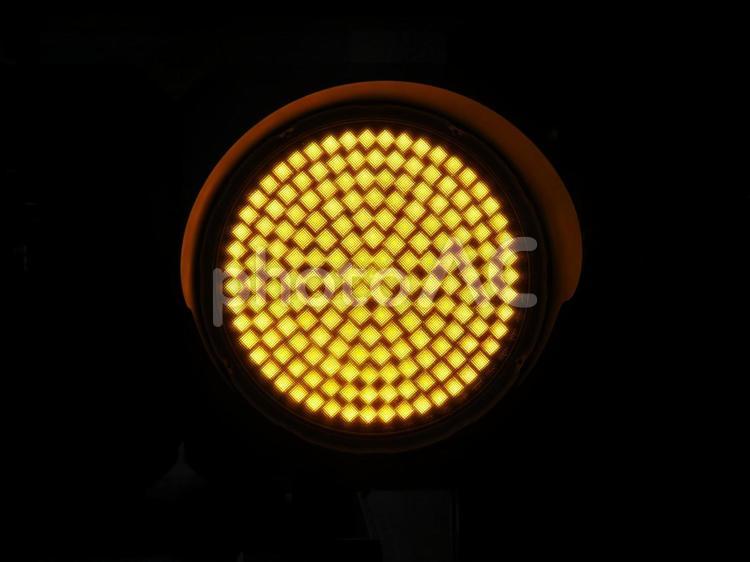 LED信号機の黄信号 黄信号,信号,信号機の写真素材