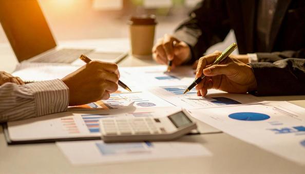 企画会議　グラフが書かれた書類と電卓の写真