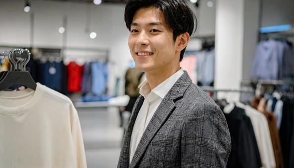 ショッピングをする若い日本人男性の横顔 ショッピングをする若い日本人男性の横顔の写真