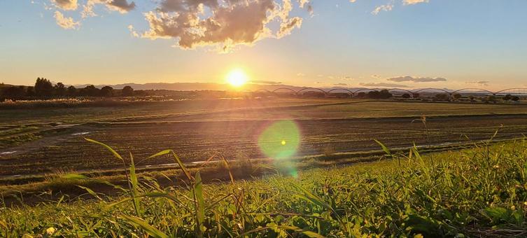 夕陽が沈む場所の写真