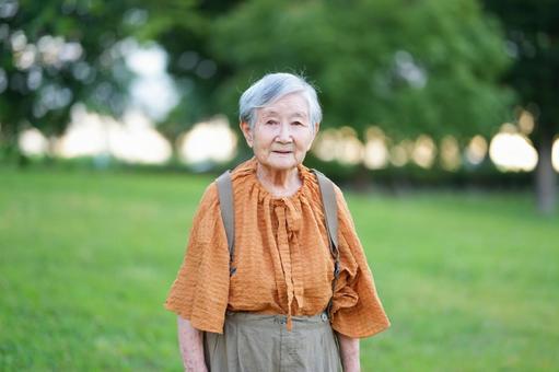 心配そうな顔で見つめるおばあちゃん 女性,真顔,心配の写真素材