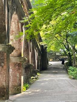 レンガ橋の涼しい裏道 レンガ橋の涼しい裏道の写真